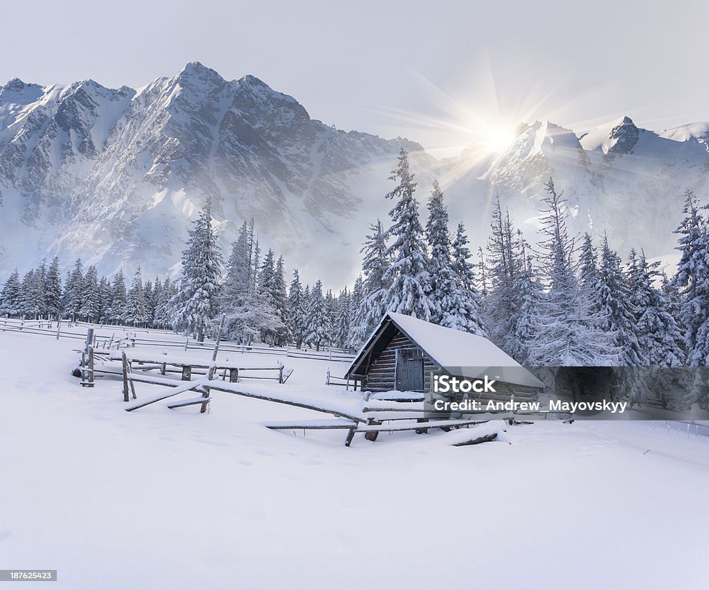 Old farm in die Berge. - Lizenzfrei Schnee Stock-Foto