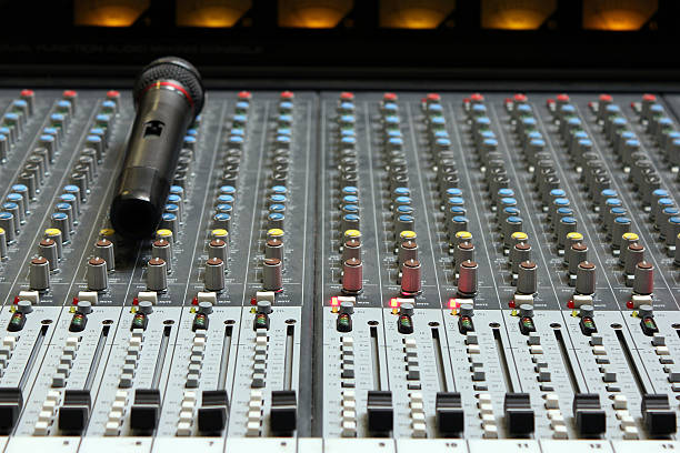 audio mixer audio con microfono-background tecnico - industrial equipment audio foto e immagini stock