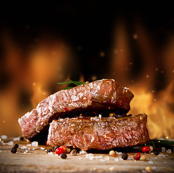 los bistecs de carne de res - steak meat barbecue grilled fotografías e imágenes de stock