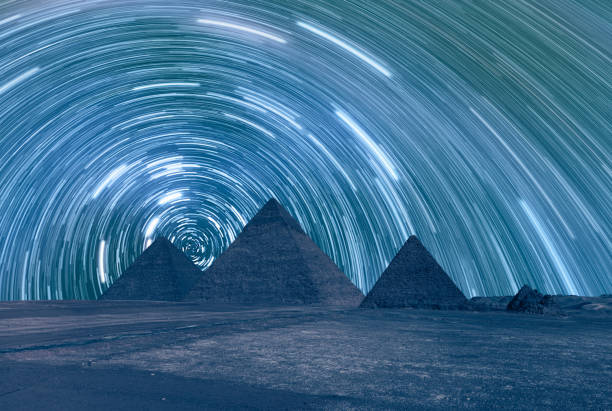 complexo da pirâmide de gizé com céu estrelado à noite - cairo, egito - sphinx night pyramid cairo - fotografias e filmes do acervo