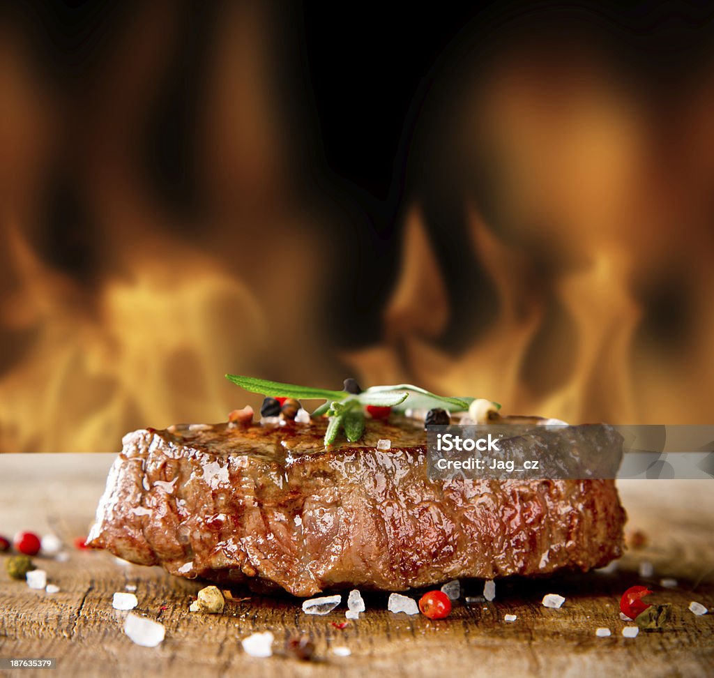Bistecca di manzo - Foto stock royalty-free di Alla griglia