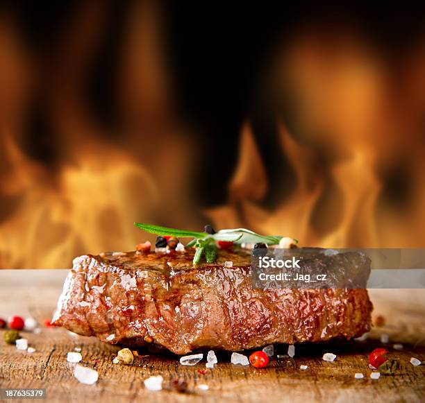 Bistecca Di Manzo - Fotografie stock e altre immagini di Alla griglia - Alla griglia, Carne, Barbecue - Cibo