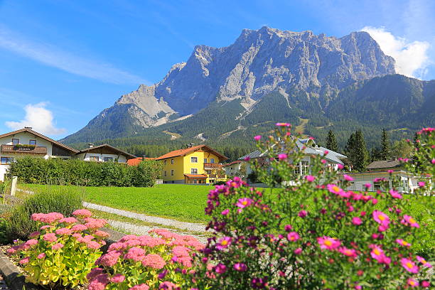 zugspitze-vista da ehrwald - zugspitze mountain tirol lermoos ehrwald - fotografias e filmes do acervo