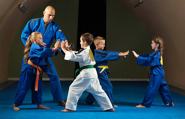 karate formación. - child karate little boys martial arts fotografías e imágenes de stock