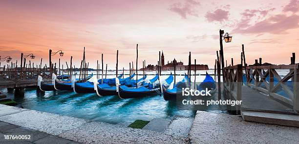 Photo libre de droit de Eglise San Giorgio Maggiore Et Gondoles À Venise banque d'images et plus d'images libres de droit de Coucher de soleil - Coucher de soleil, Crépuscule, Culture italienne