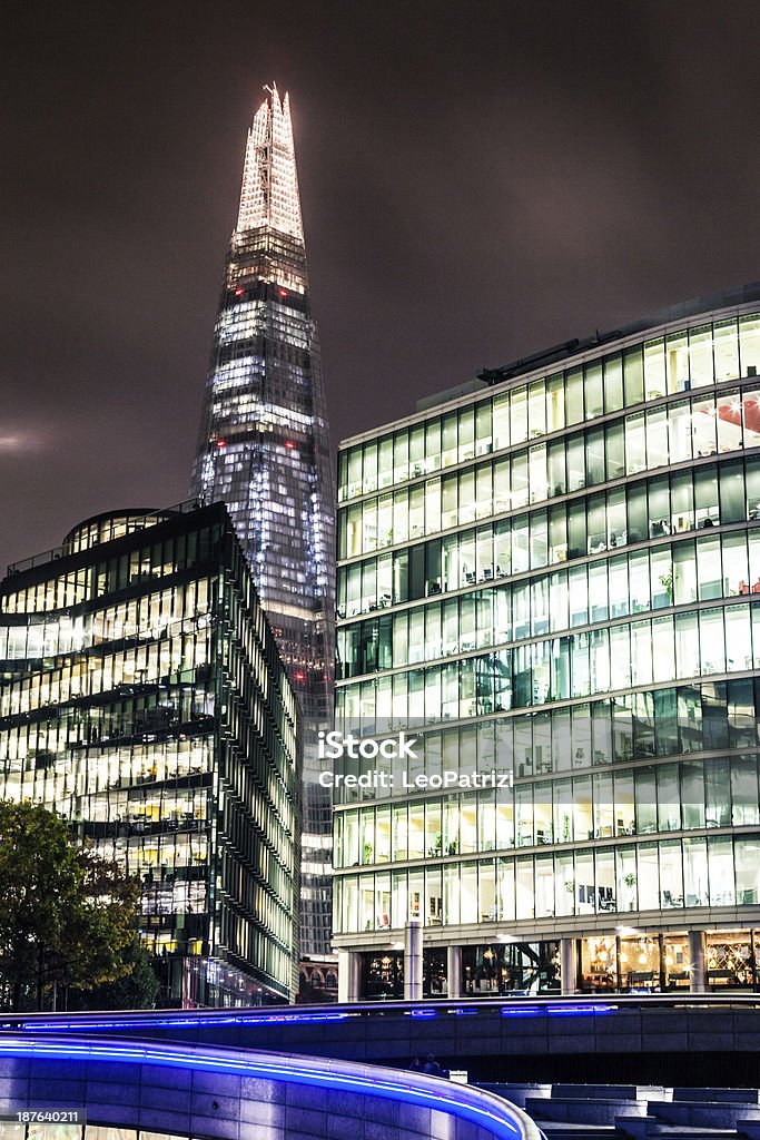 Modernos edificios de oficinas en Londres por la noche - Foto de stock de Anochecer libre de derechos