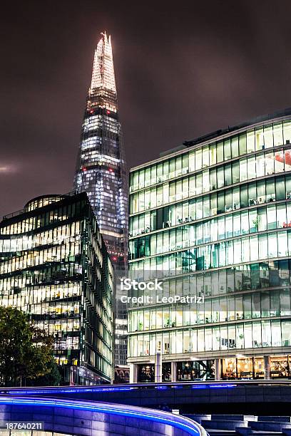 Modernos Edificios De Oficinas En Londres Por La Noche Foto de stock y más banco de imágenes de Anochecer