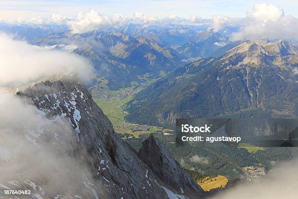 Vista Del Lado De Montaña Zugspitze Austríaco Foto de stock y más banco de imágenes de Aire libre - Aire libre, Alemania, Austria