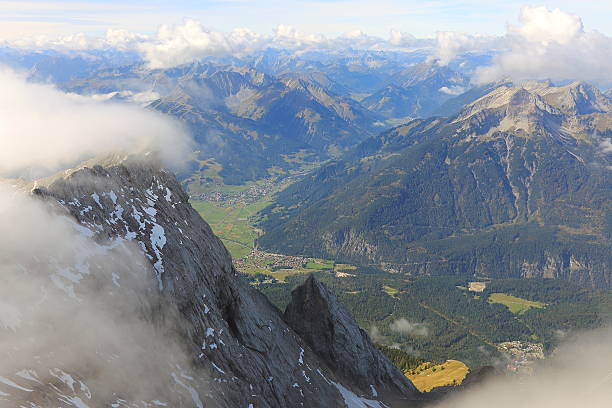 vista do lado da montanha zugspitze áustria - zugspitze mountain tirol lermoos ehrwald imagens e fotografias de stock