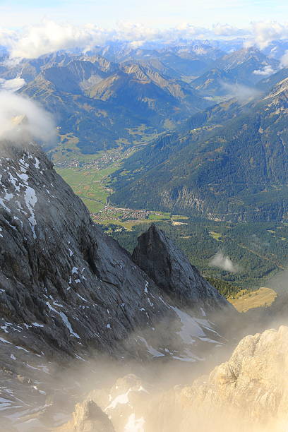 blick auf die österreichische seite von zugspitze - zugspitze mountain bavaria mountain ehrwald stock-fotos und bilder
