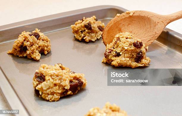 Cookieteig Spooned Auf Die Backblech Stockfoto und mehr Bilder von Hafermehl - Hafermehl, Rosinenkeks, Backblech