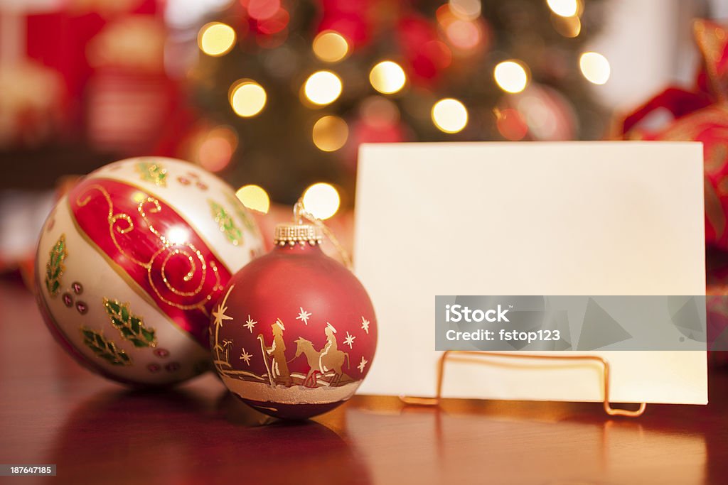 Tarjeta de Navidad con decoración para los días festivos.  Árbol en el fondo. - Foto de stock de Natividad - Objeto religioso libre de derechos