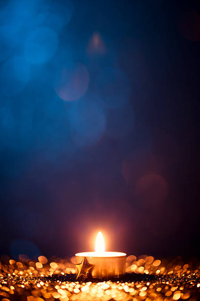 luz de velas natal chá de bokeh (desfoque de fundo defocused decoração gold - tea light votive candle candle candlelight - fotografias e filmes do acervo