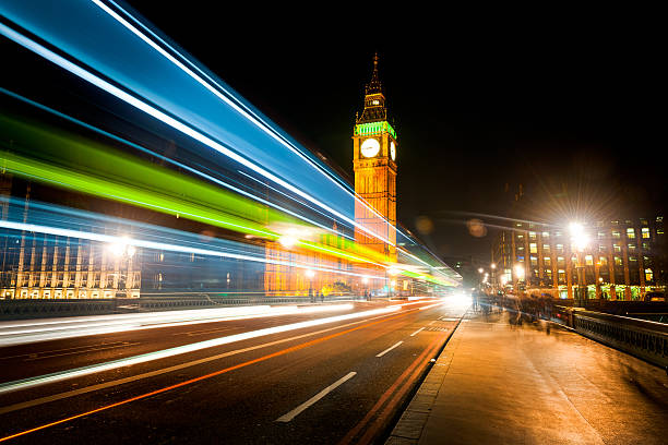 rücklicht muster in london bei nacht, gb - london england victorian style big ben dark stock-fotos und bilder