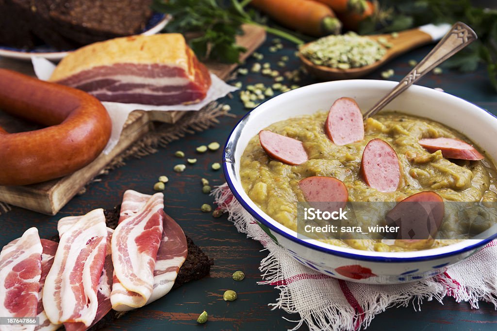 Cucina tradizionale olandese Zuppa di piselli e ingredienti su tavolo rustico - Foto stock royalty-free di Zuppa di piselli