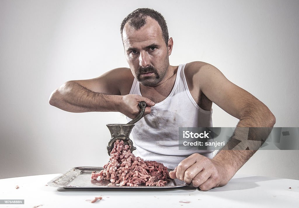 Crazy butcher mit Schwein Fleisch hinter dem Tisch - Lizenzfrei Fleisch Stock-Foto
