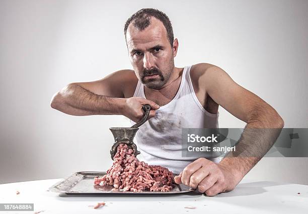 Crazy Butcher Com Carne De Porco Atrás Da Mesa - Fotografias de stock e mais imagens de Carne - Carne, Sem Higiene, Sujo