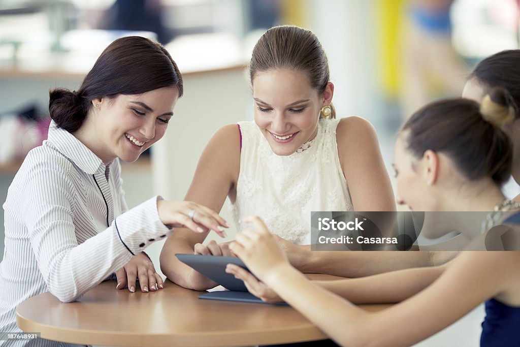 Chicas divirtiéndose con una tableta digital - Foto de stock de 16-17 años libre de derechos