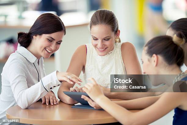 Chicas Divirtiéndose Con Una Tableta Digital Foto de stock y más banco de imágenes de 16-17 años - 16-17 años, 18-19 años, 20 a 29 años