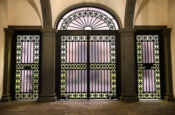 vintage porte en verre teinté - florence italy ancient past architecture photos et images de collection