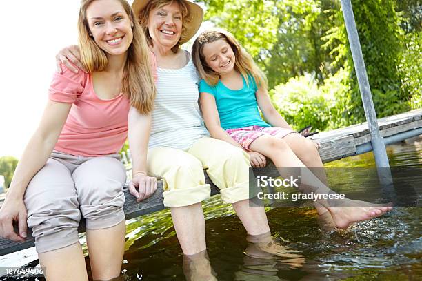 Abkühlung Am See Stockfoto und mehr Bilder von Eltern - Eltern, Frauen über 40, Fröhlich