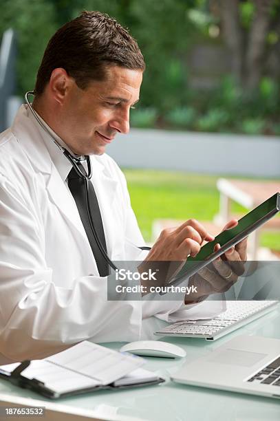 Lekarz Za Pomocą Cyfrowego Tabletu - zdjęcia stockowe i więcej obrazów Biały - Biały, Biurko, Biuro