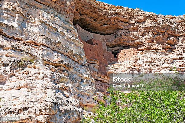 Photo libre de droit de Montezuma Castle Habitat Troglodytique banque d'images et plus d'images libres de droit de Antique - Antique, Arizona, Calcaire - Roche sédimentaire