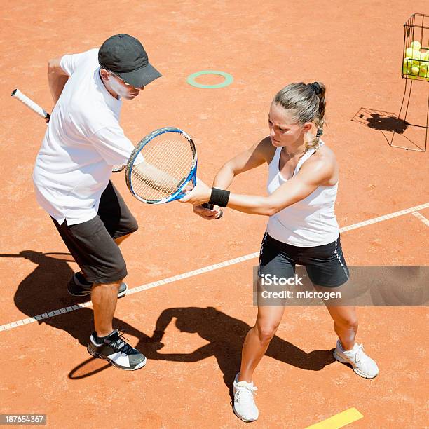 Lezione Di Tennis - Fotografie stock e altre immagini di Abbigliamento da tennis - Abbigliamento da tennis, Abbigliamento sportivo, Adulto