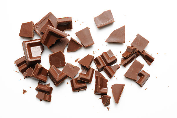 plan de morceaux de chocolat isolé sur fond blanc - chocolat au lait chocolat photos et images de collection