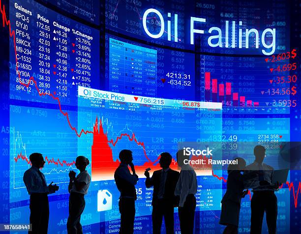 Crisis De Petróleo Foto de stock y más banco de imágenes de Adulto - Adulto, Ahorros, Analizar