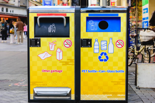 Sorting garbage bin by material and type.Recycle trash bin with sorted garbage vector icons at walking street for environmental protection, ecology. for environmental protection, ecology. clasificación de cubos de basura por material y tipo. recicle el contenedor de basura con iconos de es de basura clasificados en la calle peatonal para la protección del medio ambiente, la ecología. para la protección del medio ambiente, la ecolo
