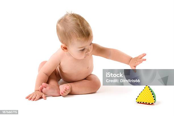Foto de Bebê Chegar A Toy No Branco e mais fotos de stock de 6-11 meses - 6-11 meses, Alcançar, Bebê