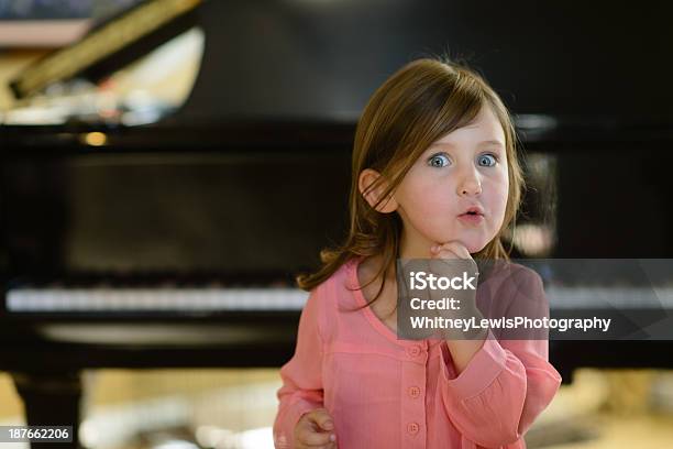 Foto de Surpreendente Música e mais fotos de stock de 4-5 Anos - 4-5 Anos, Acorde, Alegria