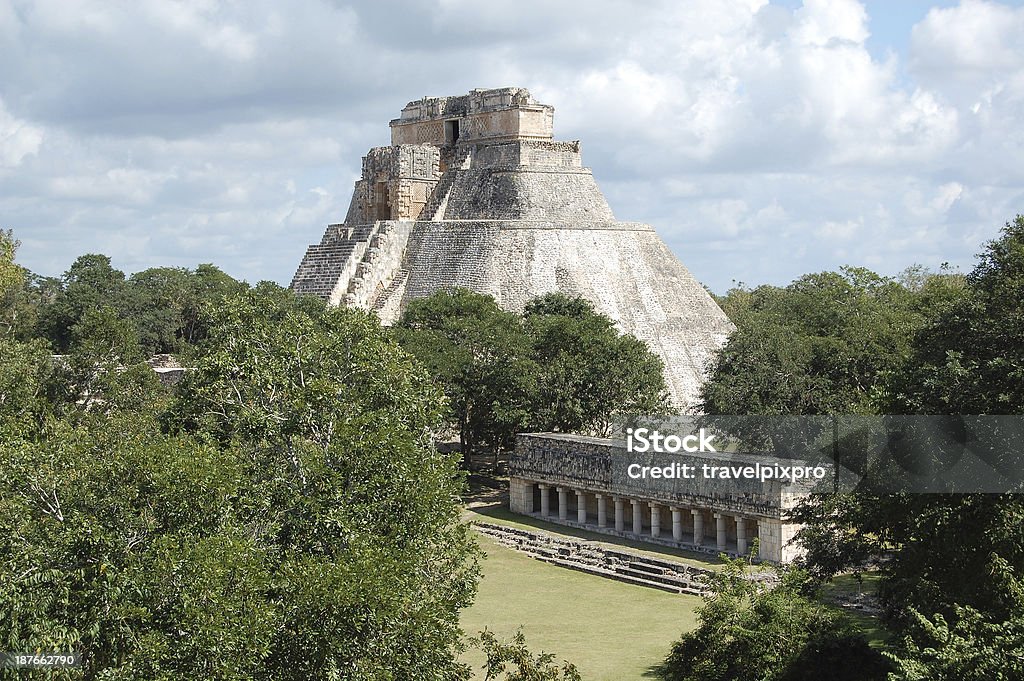 Uxmal Tempelpyramide des Wahrsagers und Colonnade Halbinsel Yucatan, Mexiko - Lizenzfrei Uxmal Stock-Foto