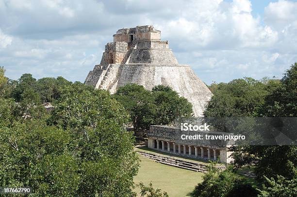 Uxmal Tempelpyramide Des Wahrsagers Und Colonnade Halbinsel Yucatan Mexiko Stockfoto und mehr Bilder von Uxmal