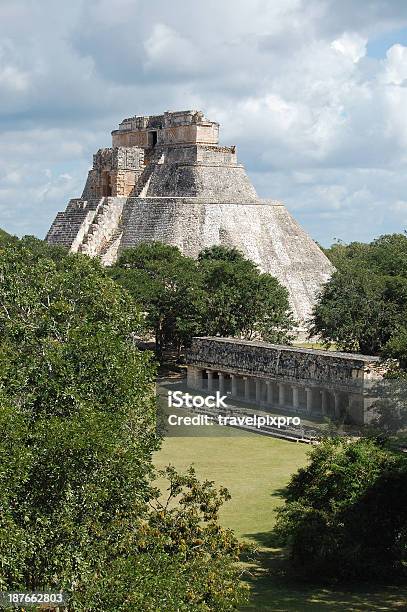 Photo libre de droit de Uxmal Pyramide Du Magicien Et Au Colonnade Vertical Yucatán Mexique banque d'images et plus d'images libres de droit de Antique