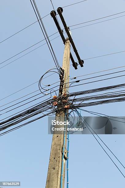 Poste De Energía Foto de stock y más banco de imágenes de Río de Janeiro - Río de Janeiro, Cable, Vertical