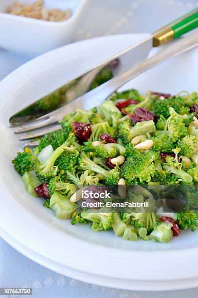 Photo libre de droit de Salade De Brocoli banque d'images et plus d'images libres de droit de Aliment - Aliment, Aliments et boissons, Brassicaceae