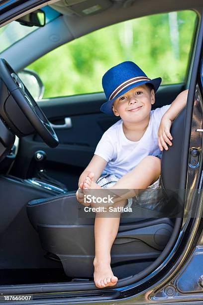 Un Driver In Auto - Fotografie stock e altre immagini di Automobile - Automobile, Bambino, Divertirsi