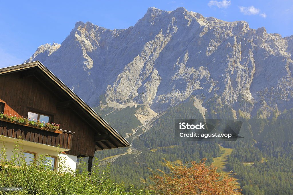 Chalet e Zugspitze - Foto de stock de Ajardinado royalty-free