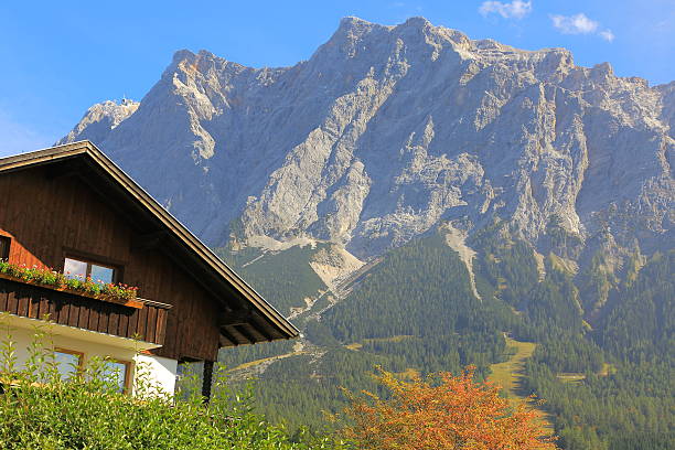 chalé e zugspitze - zugspitze mountain tirol lermoos ehrwald imagens e fotografias de stock