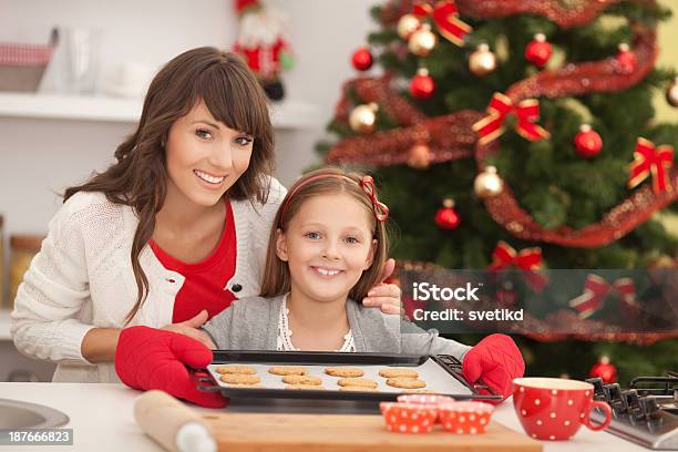 Mãe E Filha Com Biscoitos De Árvore De Natal - Fotografias de stock e mais imagens de 30-39 Anos - 30-39 Anos, 6-7 Anos, Adulto