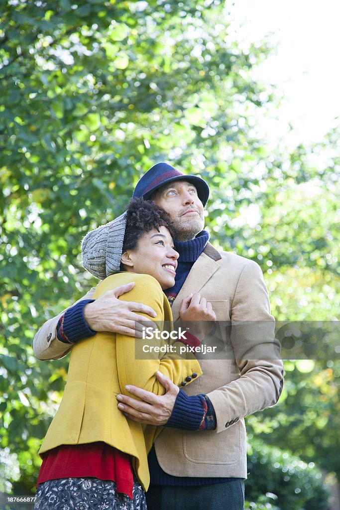 Feliz pareja abrazar - Foto de stock de Abrazar libre de derechos