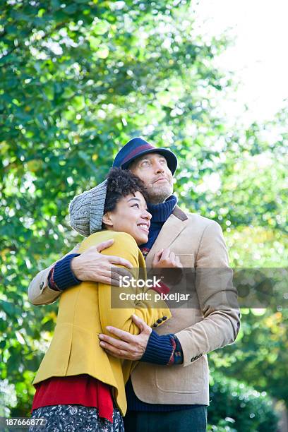 Feliz Pareja Abrazar Foto de stock y más banco de imágenes de Abrazar - Abrazar, Adulto, Adulto joven