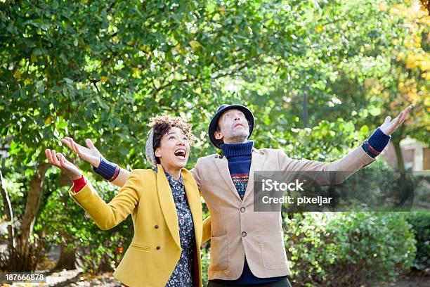 Feliz Pareja Foto de stock y más banco de imágenes de Abrazar - Abrazar, Adulto, Adulto joven