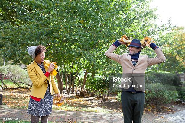 A Divertirse - Fotografias de stock e mais imagens de Abraçar - Abraçar, Adulto, Amarelo