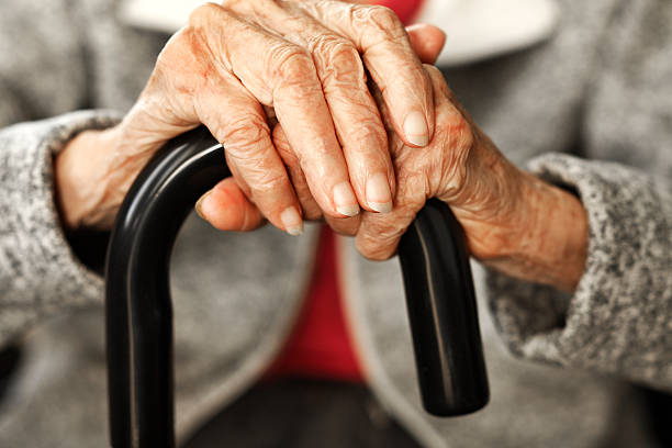 高齢者の手に籐 - human hand aging process senior adult cane ストックフォトと画像