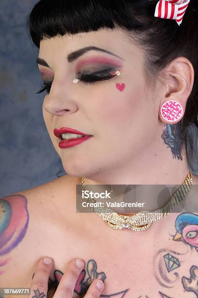 Foto de Sensual Retrato De Mulher Em Strass Gargantilha E Tattooes e mais fotos de stock de 30 Anos