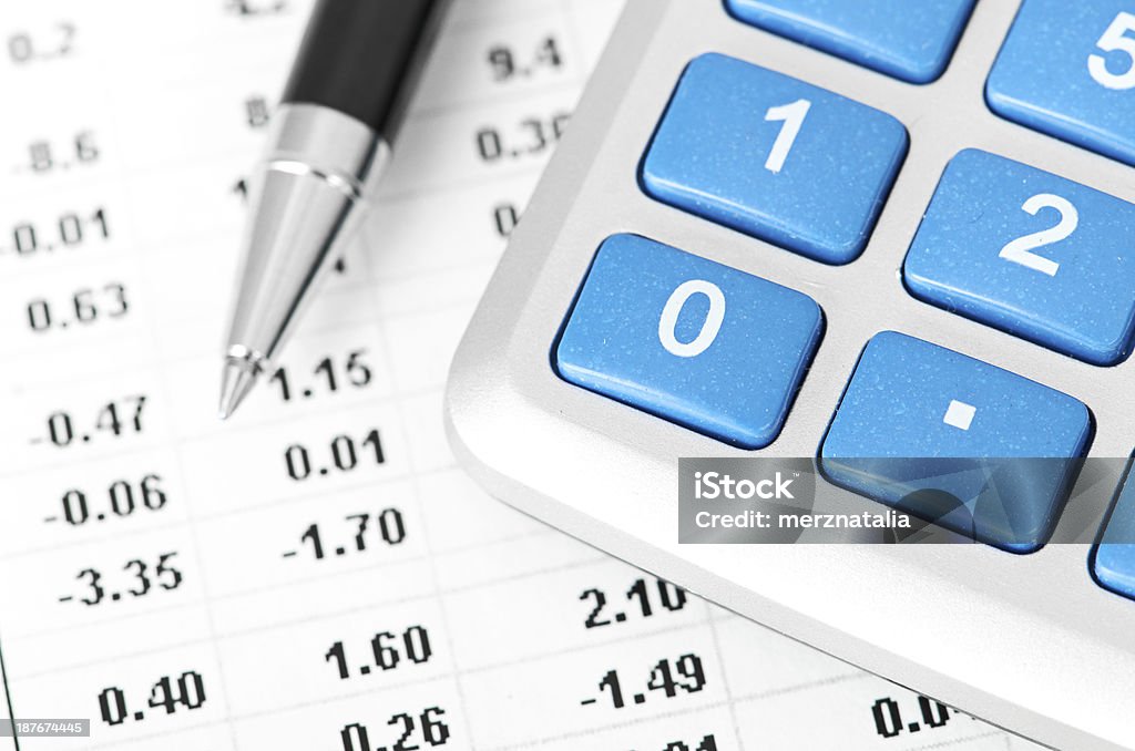 Bolígrafo y calculadora - Foto de stock de Actividades bancarias libre de derechos