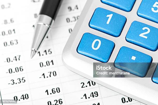 Bolígrafo Y Calculadora Foto de stock y más banco de imágenes de Actividades bancarias - Actividades bancarias, Calculadora, Crecimiento